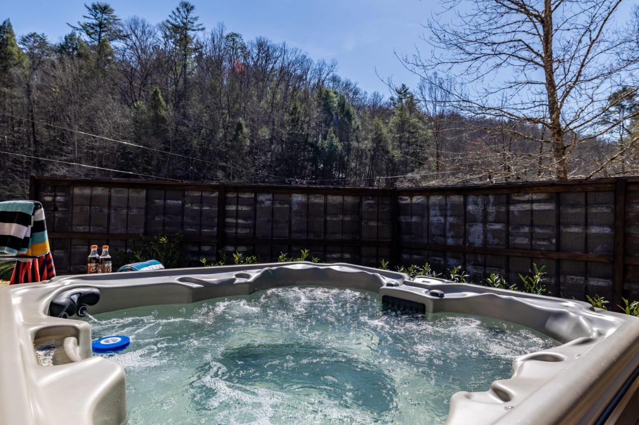 New Rustic Luxe Cabin Billiards Spa Near Gsmnp Townsend Eksteriør bilde
