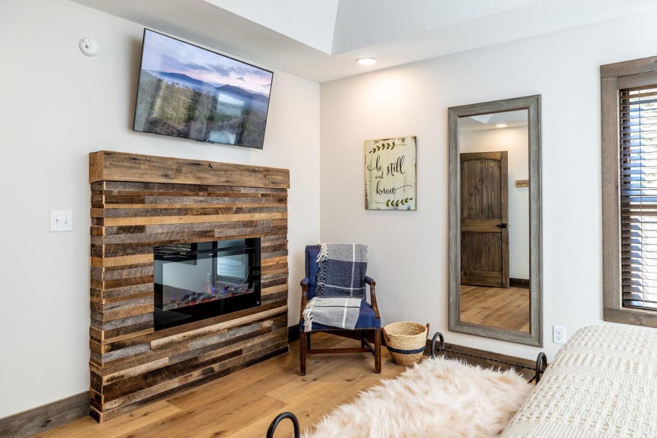 New Rustic Luxe Cabin Billiards Spa Near Gsmnp Townsend Eksteriør bilde